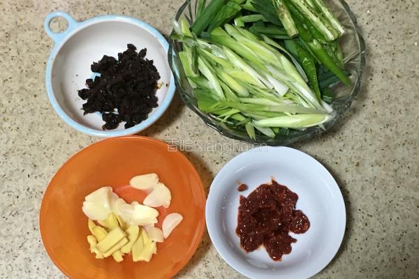 蒜苗回锅肉的做法图解2