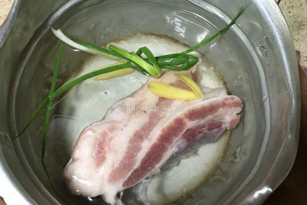 蒜苗回锅肉的做法图解3