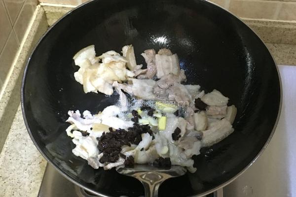 蒜苗回锅肉的做法图解6