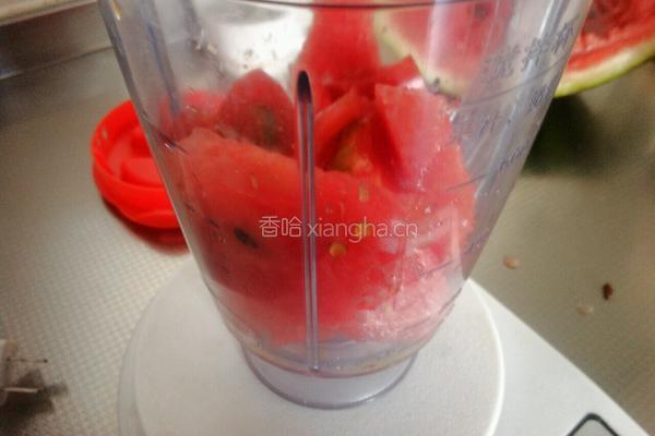 西瓜西红柿汁的做法图解2