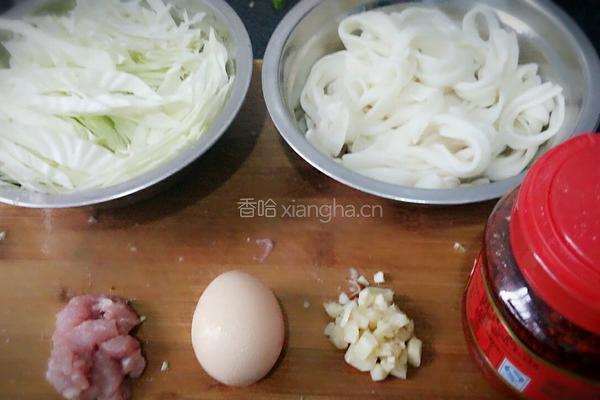 卷心菜炒米面的做法图解1