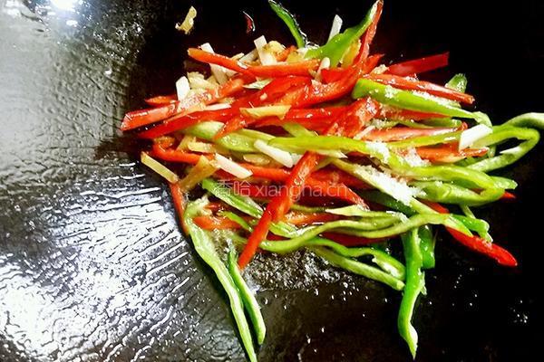 双椒炒肉皮的做法图解7