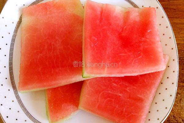 蜜汁西瓜皮的做法图解1