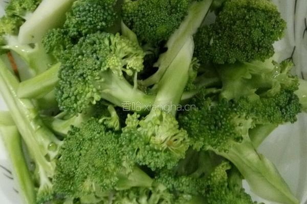 凉拌蒜蓉西兰花的做法图解1