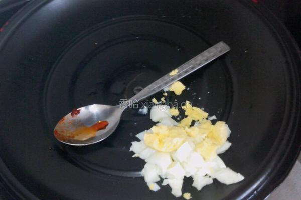 红油辣椒豆瓣酱鸡蛋蛋汤的做法图解2