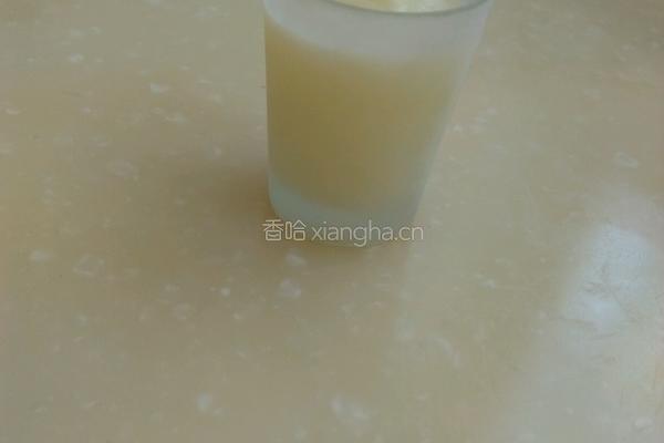 新牛奶咖啡的做法图解1