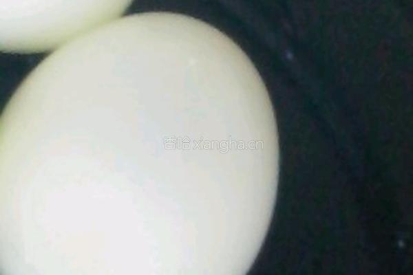 红油辣椒豆瓣酱凉拌鸡蛋蛋的做法图解1
