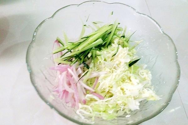  卷心菜炒油条的做法图解1