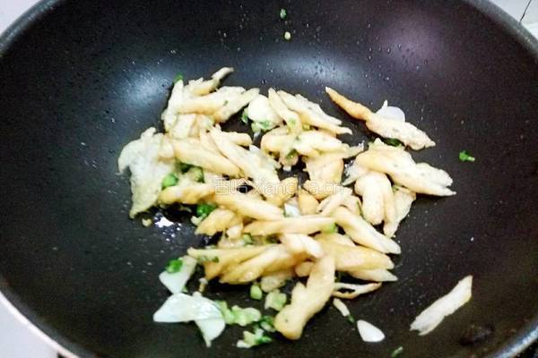  卷心菜炒油条的做法图解6