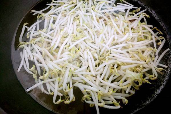 绿豆芽炒粉条的做法图解1