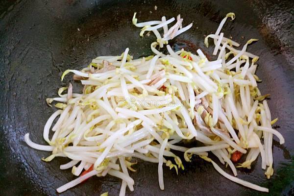 绿豆芽炒粉条的做法图解6