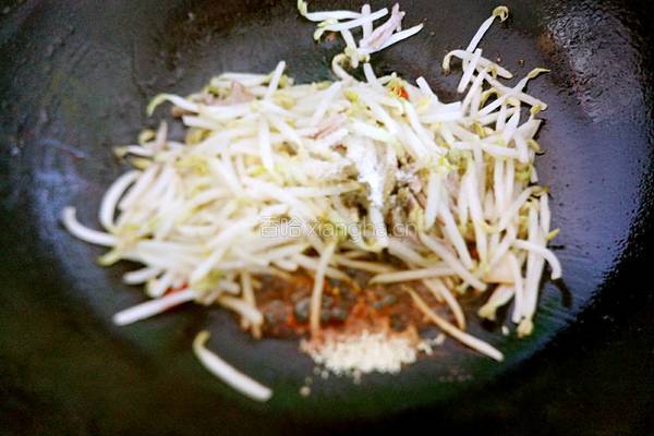绿豆芽炒粉条的做法图解7