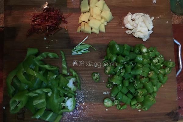 黄豆芽炖香辣鱼的做法图解4