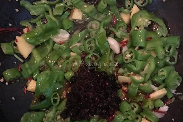 黄豆芽炖香辣鱼的做法图解7