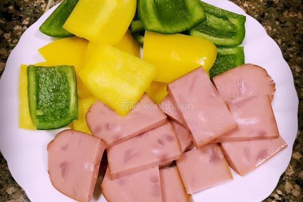 彩椒炒火腿的做法图解1