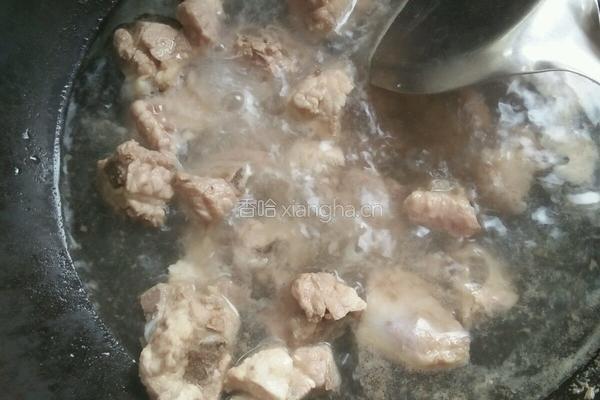 香闷排骨的做法图解1
