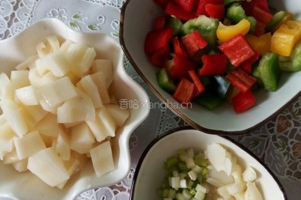 彩椒炒藕丁的做法图解1
