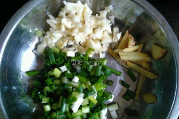 蒸麻辣茄子配粉蒸排骨的做法图解1