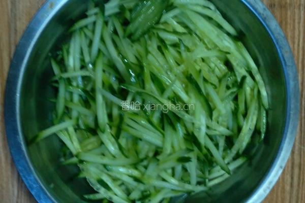 黄瓜豆腐丝拌花生米的做法图解2