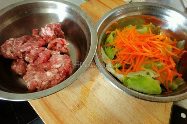 卷心菜猪肉馄饨的做法图解1
