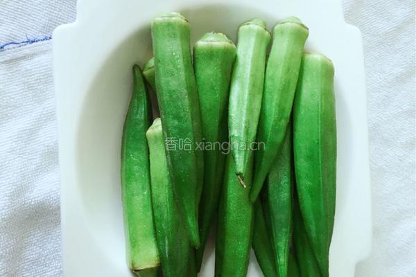 彩椒炒秋葵的做法图解1