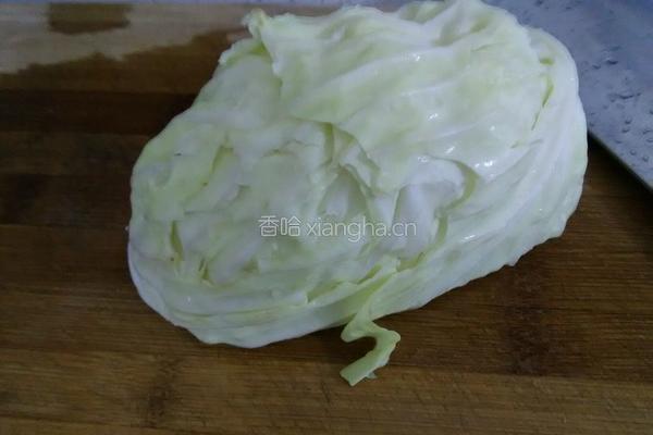 剁椒卷心菜的做法图解1