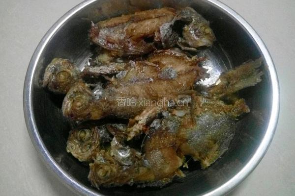油炸海鲫鱼的做法图解3