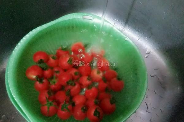 糖渍圣女果的做法图解1