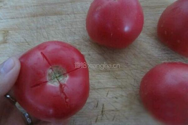 香蕉西红柿汁的做法图解1