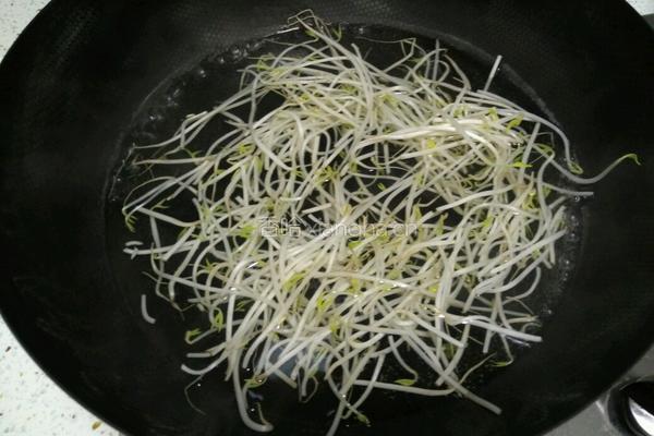 凉面拌绿豆芽的做法图解1