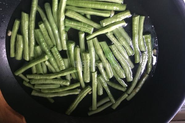 绿茄子炒豆角的做法图解5