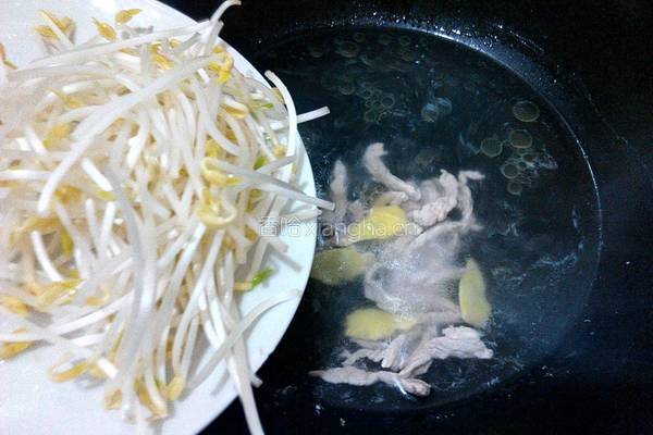 瘦肉绿豆芽汤的做法图解5