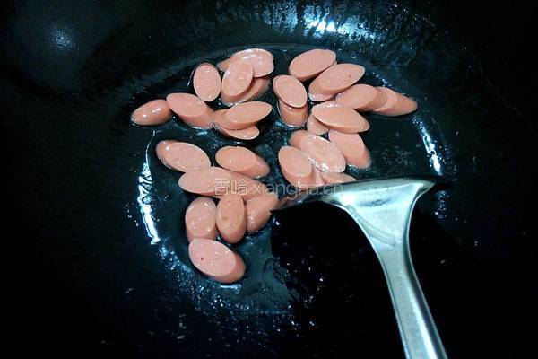 火腿肠炒绿豆芽的做法图解3