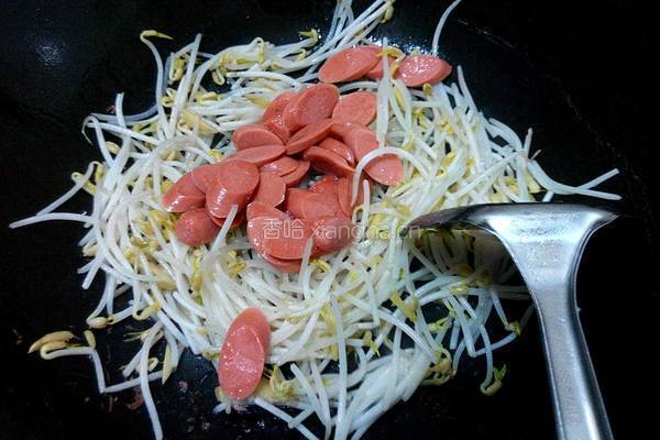 火腿肠炒绿豆芽的做法图解5