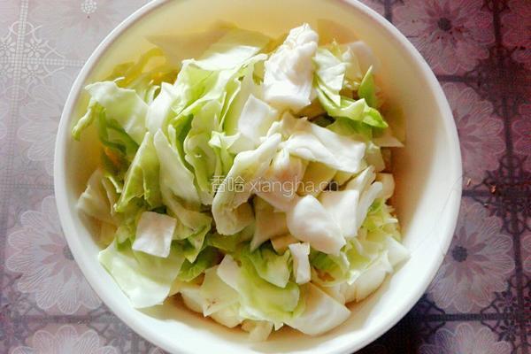 油泼卷心菜的做法图解2