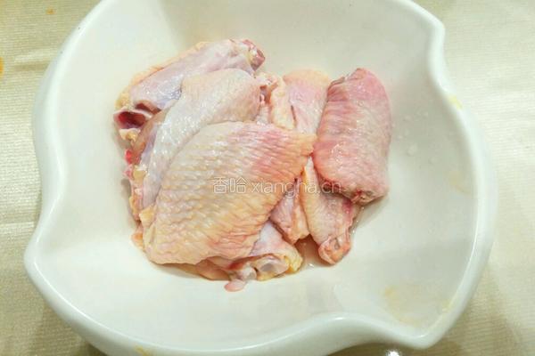 彩椒烧鸡翅的做法图解1