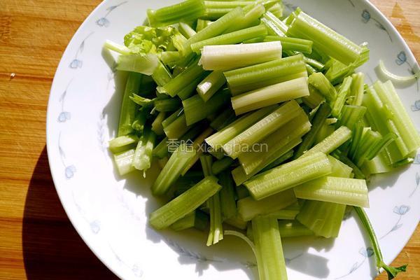 彩椒芹菜炒肉丝的做法图解1