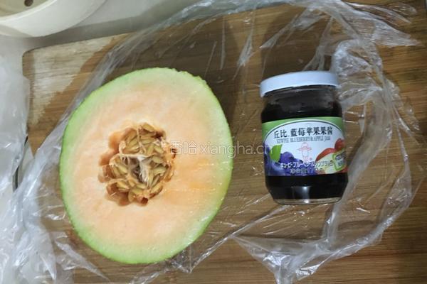 哈密瓜蓝莓果酱的做法图解1