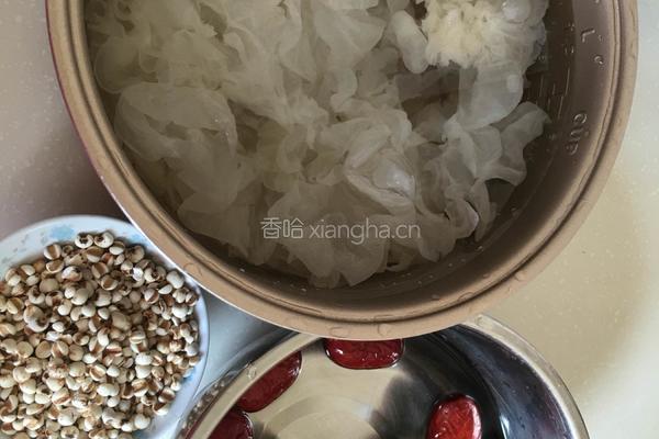 银耳薏米红枣汤的做法图解1
