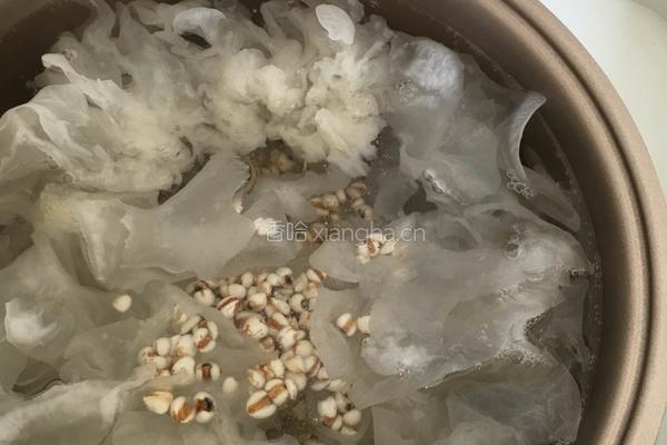 银耳薏米红枣汤的做法图解3