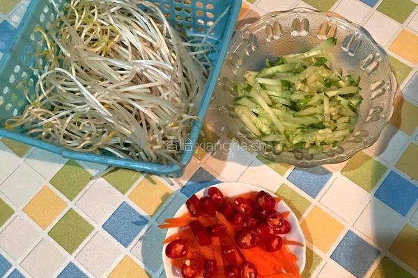 凉拌绿豆芽黄瓜的做法图解2