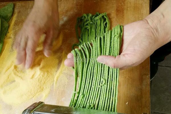 菠菜面条的做法图解5