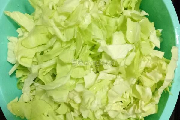 爆炒酸辣卷心菜的做法图解3