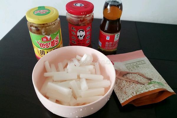 香辣萝卜条的做法图解1