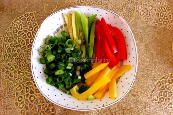 彩椒过油土豆条的做法图解2