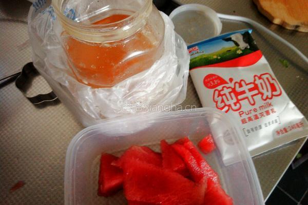 西瓜奶昔的做法图解1