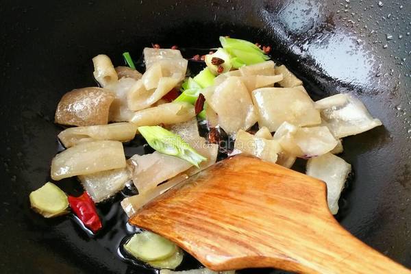 猪皮烧土豆的做法图解4