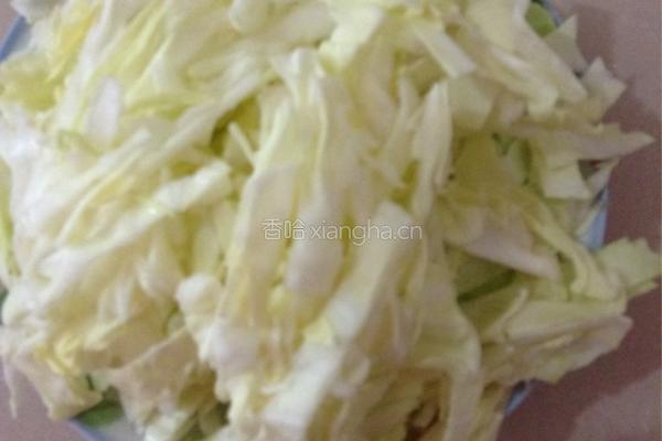 卷心菜炒黑木耳的做法图解1