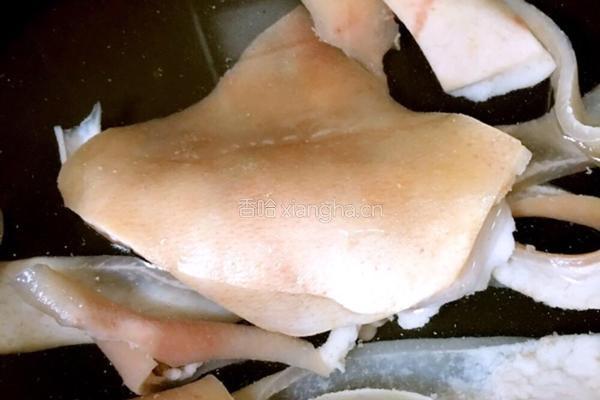 彩椒炒肉皮的做法图解1