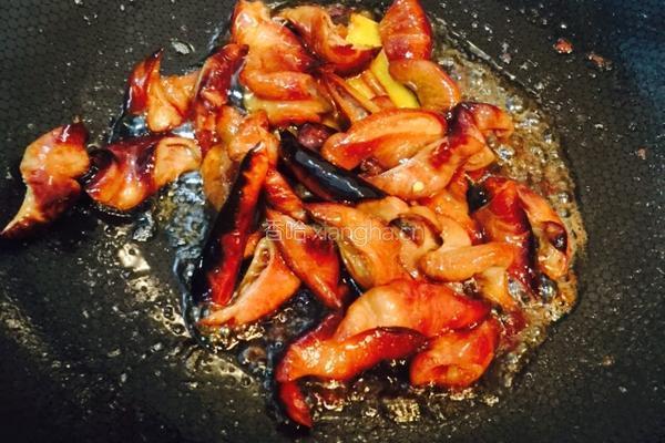 青椒炒熏肥肠的做法图解4